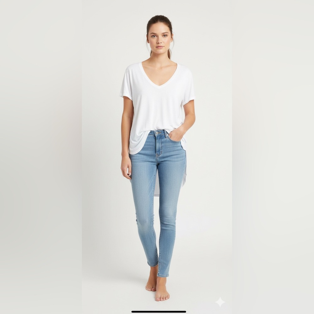 Abercrombie & Fitch White Short Sleeve V-neck Tee